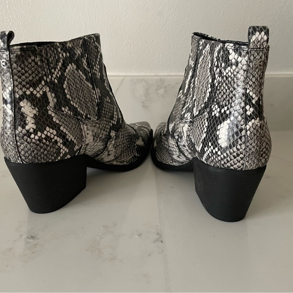 Snake skin inspired pull on boots - women’s size 8 - Picture 3 of 3